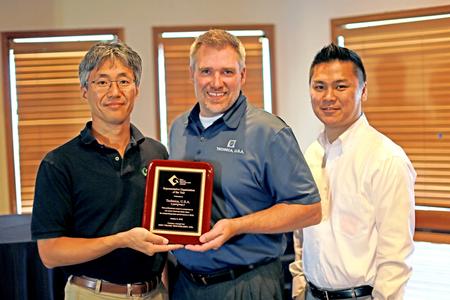 Technica USA receives the Representative of the Year Award from Harry H. Yun (L), General Manager, Koh Young America.